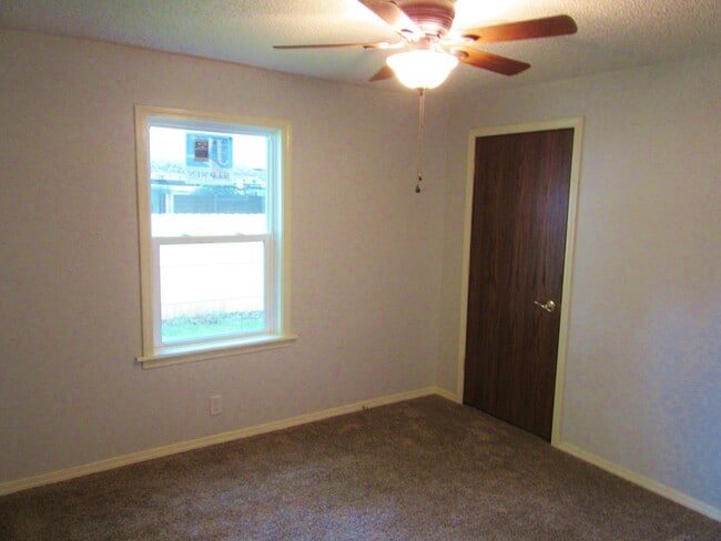 Building Photo - 406 W Maple St