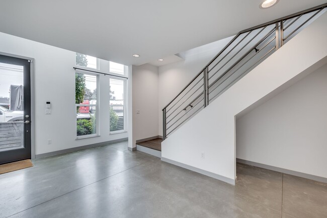 Foto del edificio - 2 bedroom open lay out townhome in Georget...