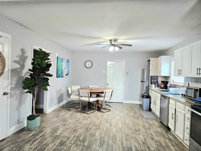 Building Photo - 4514 W Bayshore Dr