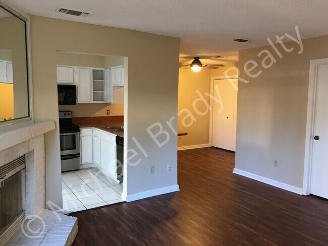 Building Photo - One Bedroom Condo!