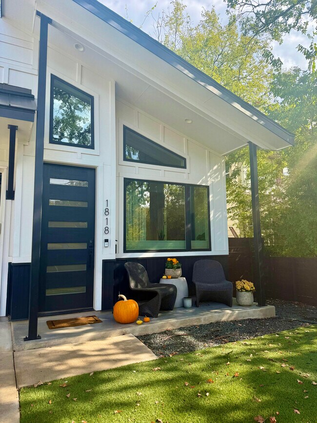 Foto del edificio - 1818 Waterston Ave