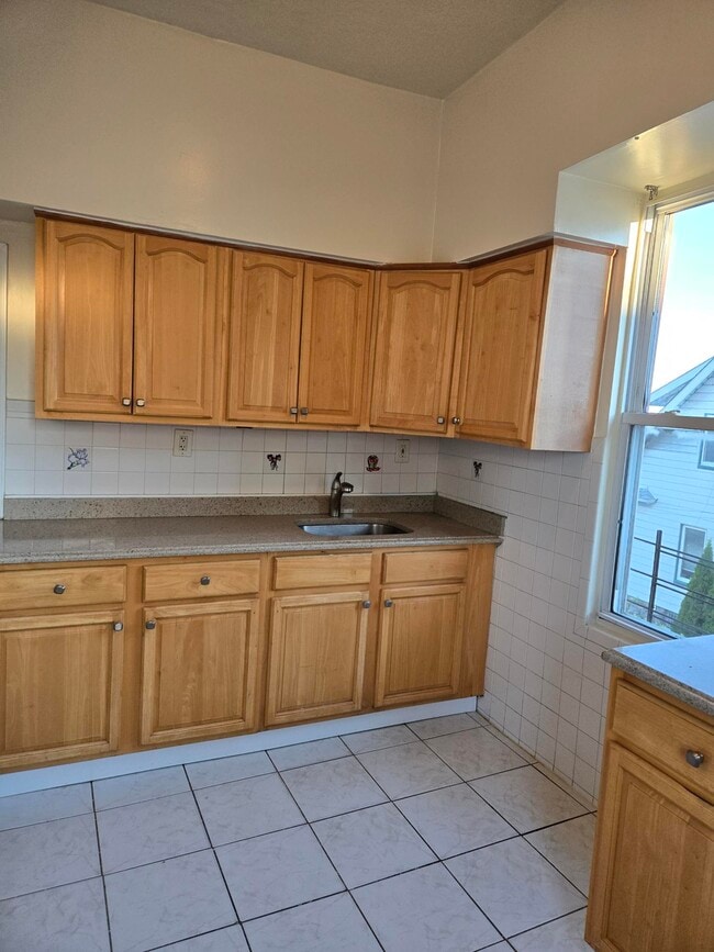 Building Photo - 558 S 7th Ave