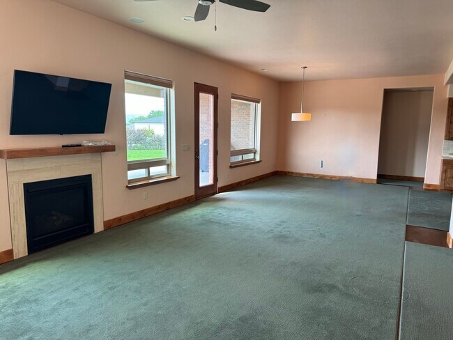Sala/comedor - 933 25 5/8 Rd