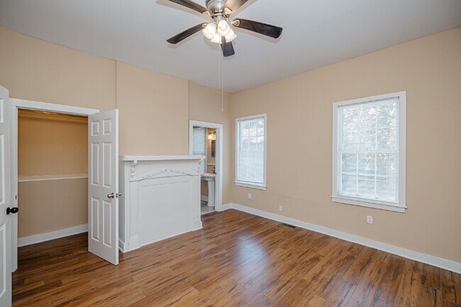Foto del edificio - Renovated 2 Bed 2 Bath Charleston Victorian Home