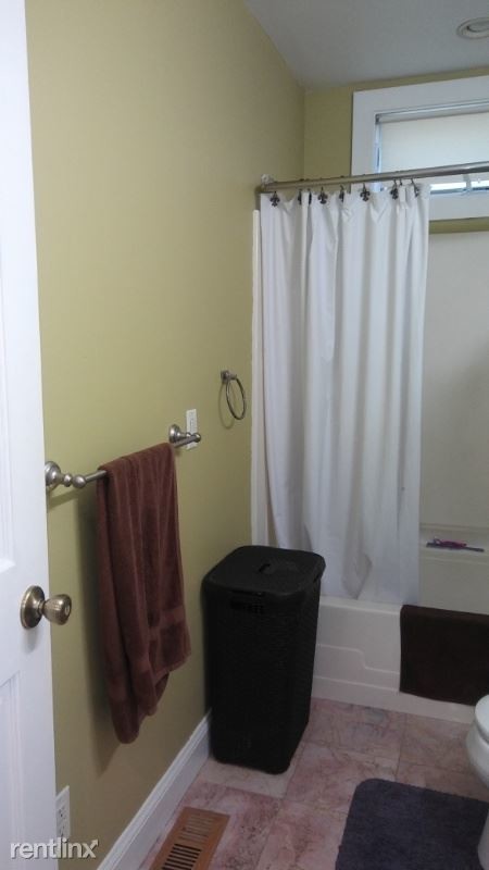 Building Photo - 3 br, 1 bath Apartment - 107 Ash St 1 Unit 1