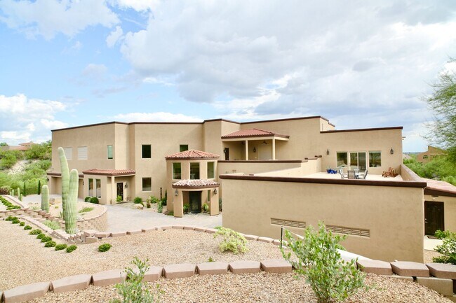 Foto del edificio - Mountain and City Views from this Furnished Rental!