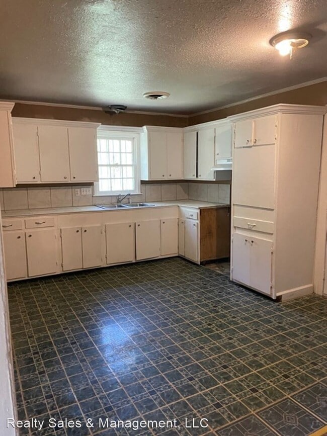 Building Photo - 3 br, 1 bath House - 5421 Queen Mary Lane