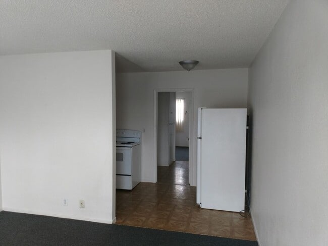 Building Photo - 1 bedroom 1 bathroom westside apt