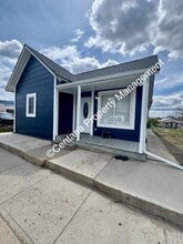 Building Photo - 1322 E 2nd St