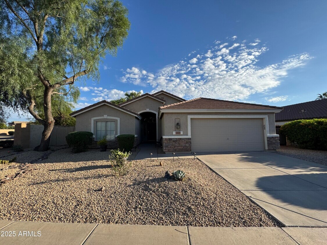 Primary Photo - 613 W Canary Way