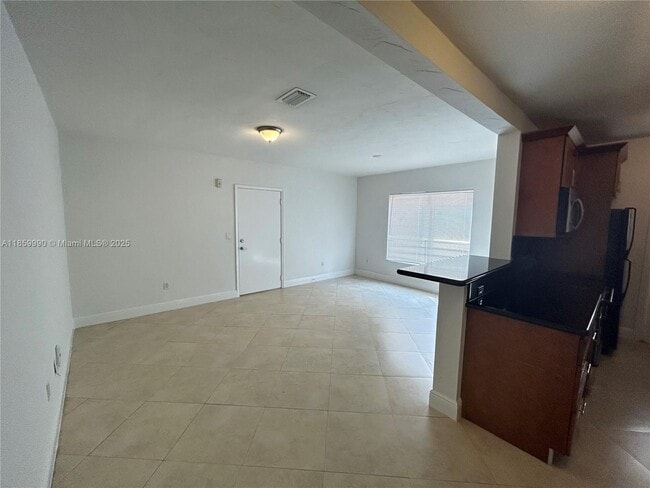 Building Photo - 2880 Pine Tree Dr