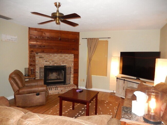 Foto del edificio - 4032 Elder Ln