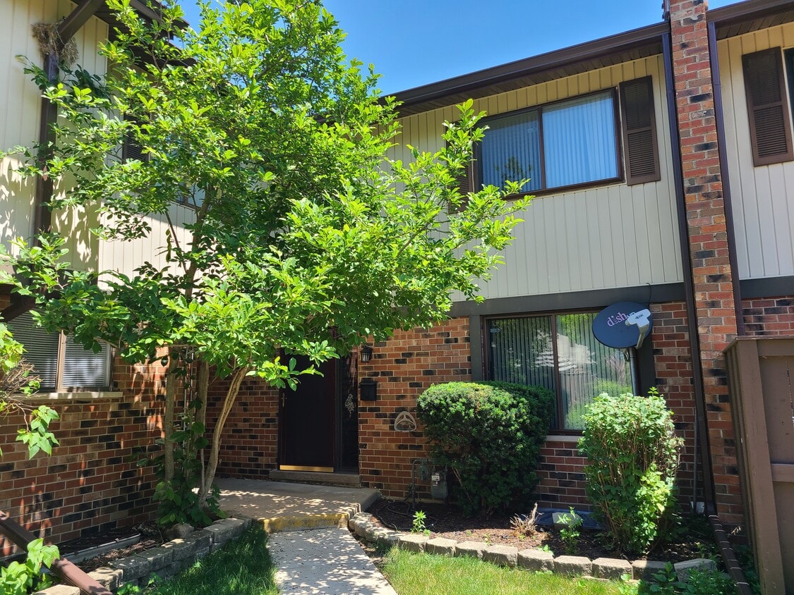 7342 Winthrop Way, Downers Grove, IL 60516 Townhome Rentals in