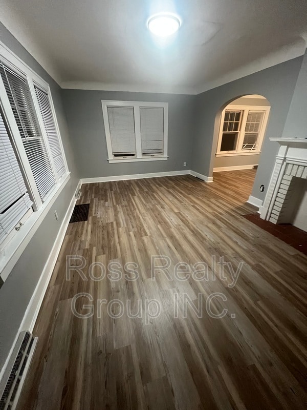 Foto del edificio - 2006 Wyndhurst Rd