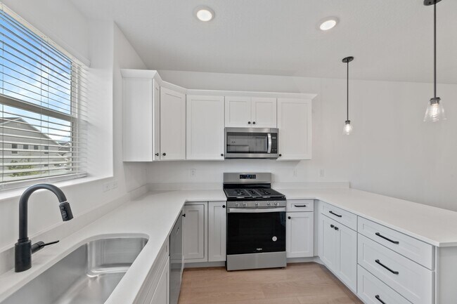Building Photo - 1475 W Skyline Dr