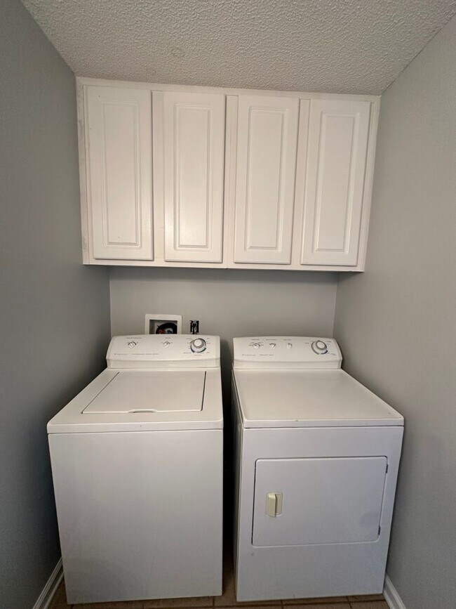 Building Photo - Dunwoody Subdivision!  Freshly Painted!  N...