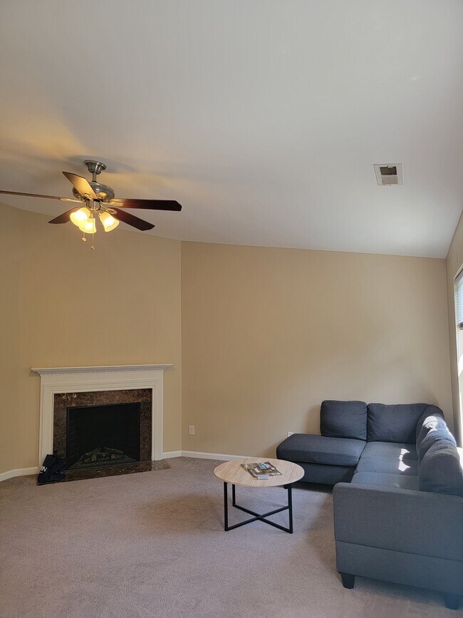 Building Photo - 2220 Valley Edge Dr