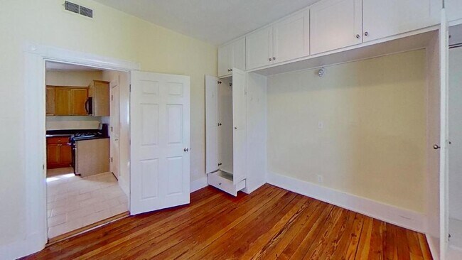 Foto del edificio - Room in 571 Washington Street