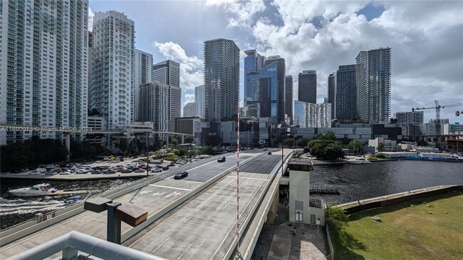 Foto del edificio - 350 S Miami Ave