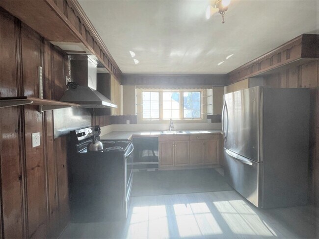 Building Photo - 45 Maple St