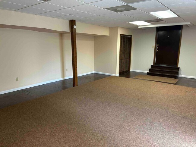 Foto del edificio - Large Apartment Above Commercial Building