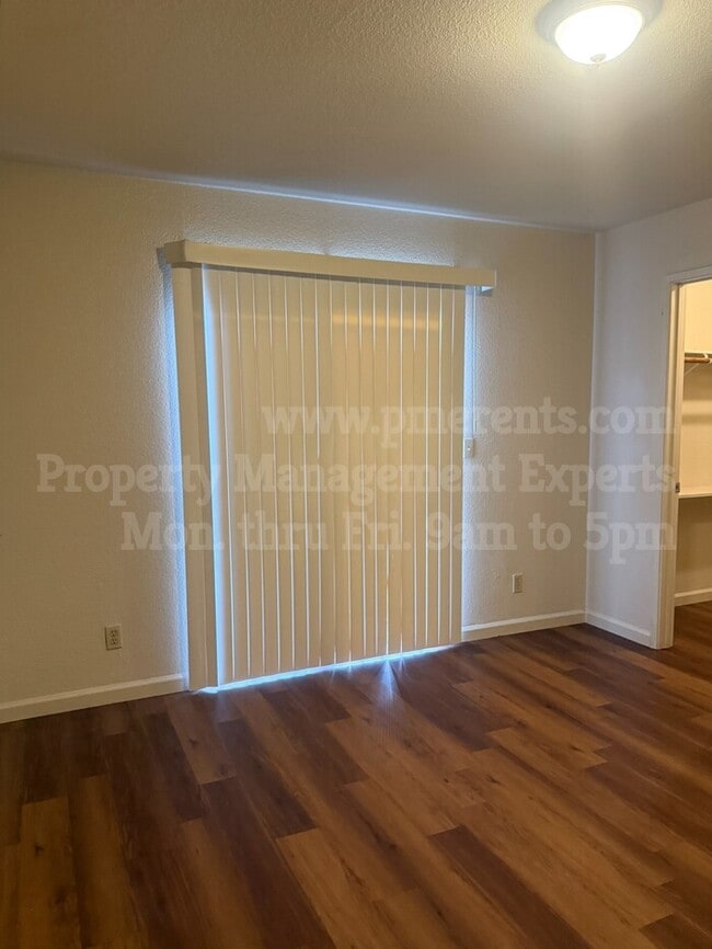 Foto del edificio - 8824 Fox Creek Dr