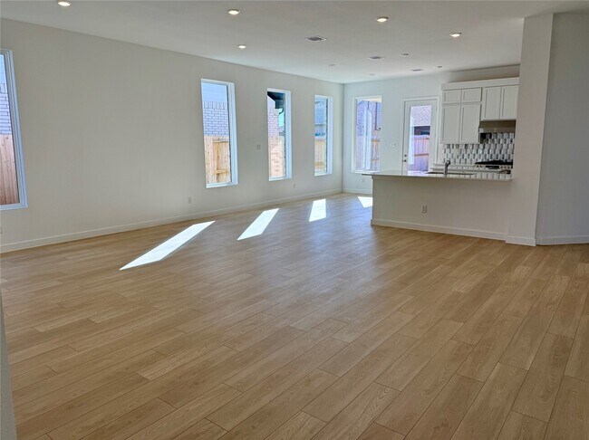 Building Photo - 31111 Riley Hts Dr