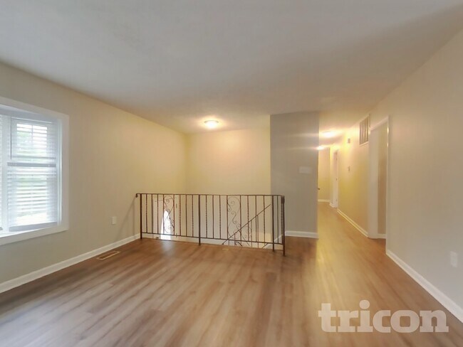 Foto del edificio - 1350 Redwood Cir