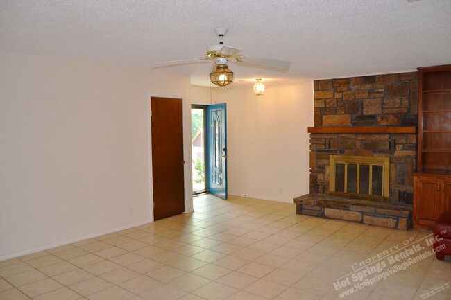 Foto del edificio - West Gate Area | Townhome | Unfurnished