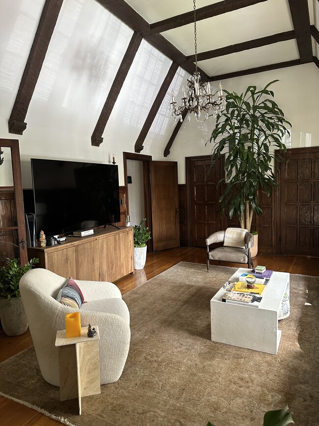333-6 Livingroom Angle - 333 N Sycamore Ave
