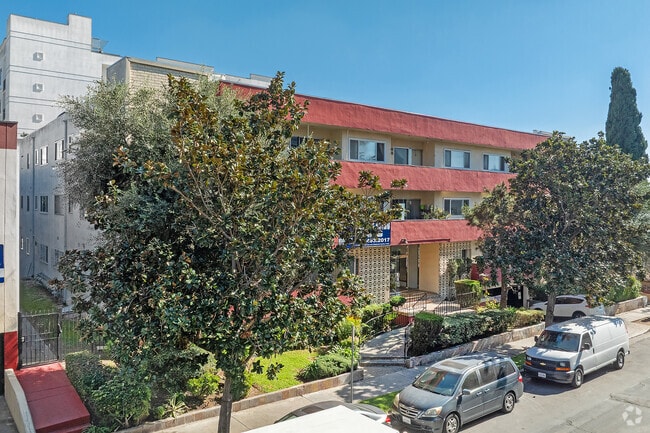 Building Photo - 740 S. St. Andrews Place