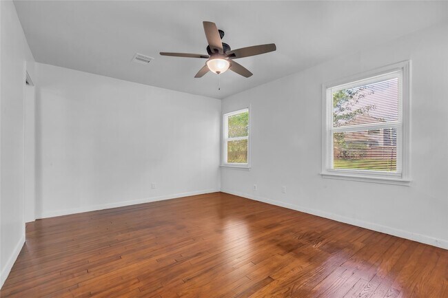 Building Photo - 848 1/2 Fisher Street Unit