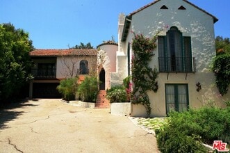 Building Photo - 2243 E Live Oak Dr