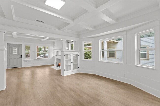 Foto del edificio - Fully Renovated 3 Bed 2 Bath Craftsman In ...