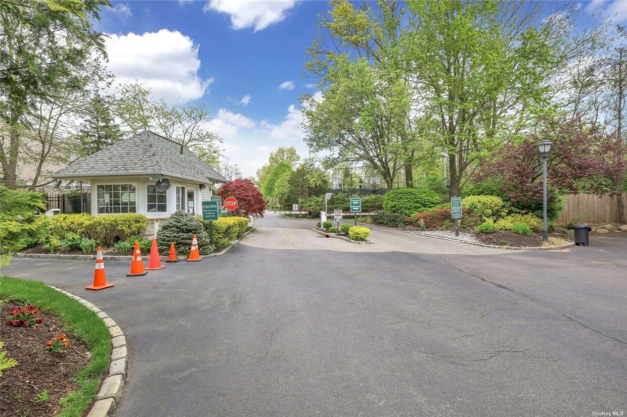102 Glen Wy, Syosset, NY 11791 Condo for Rent in Syosset, NY