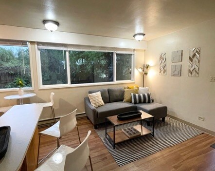*Nota* El piso o el color pueden variar levemente ya que la foto es de una unidad idéntica en la planta baja. - 2176 W 15th Ct