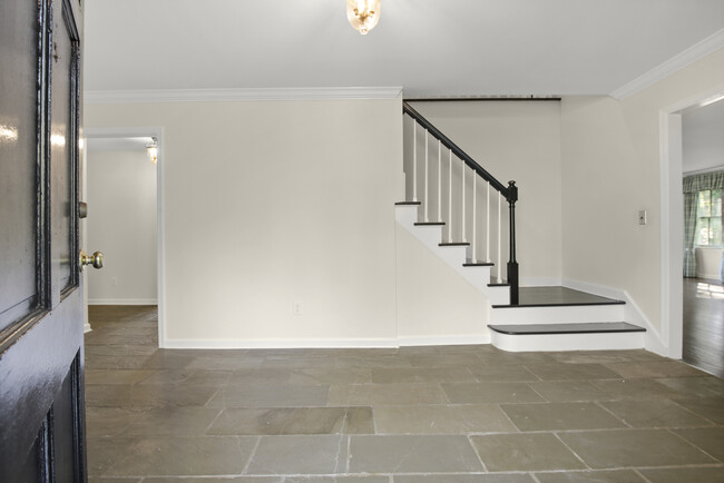 Building Photo - 25 Ferncliff Rd