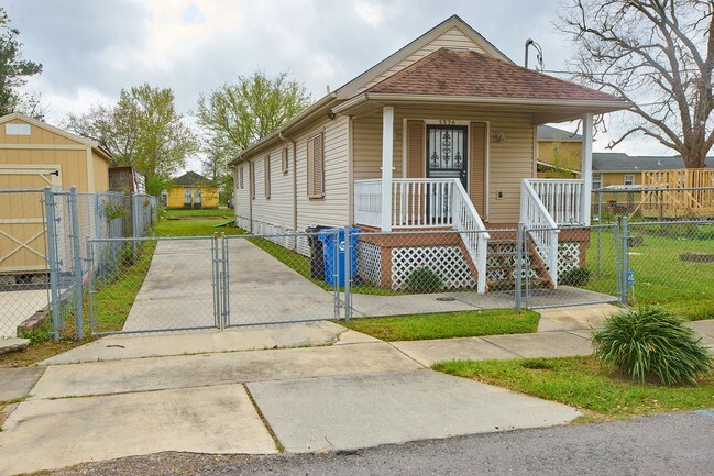Building Photo - 3320 N Prieur St