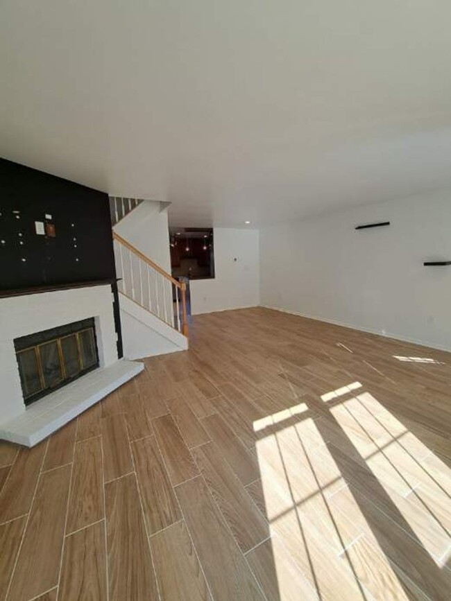 Foto del edificio - Modern 2-Level Townhome with Fenced In Yar...