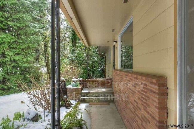 Foto del edificio - 2910 NW Miller Ln
