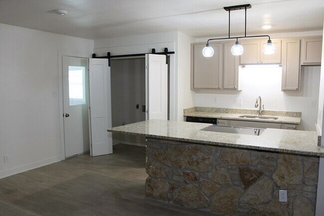 Foto del edificio - "Beautifully updated 4-Bedroom 2-Bath in A...