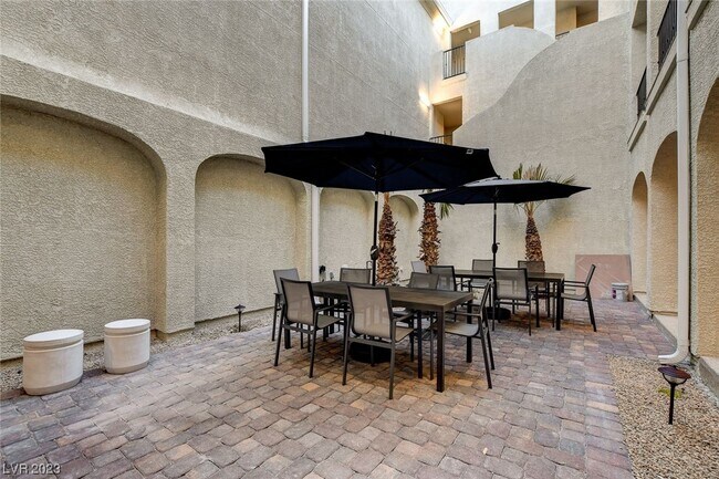 Building Photo - 2555 Hampton Rd