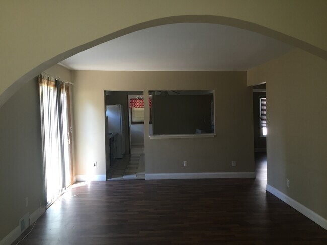 Foto del edificio - 2 bedroom 1 bath freshly painted in Redford