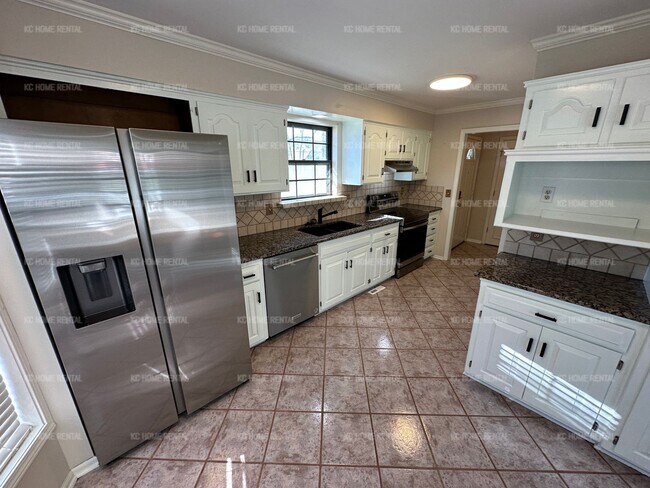 Building Photo - Gorgeous 3 bed 3 bath house in Shawnee!
