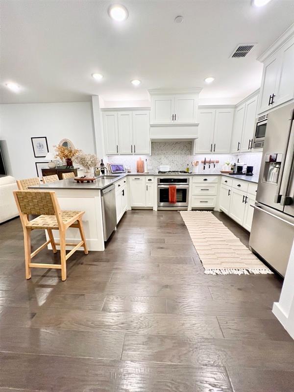 Foto del edificio - 608 Ballustrade Dr