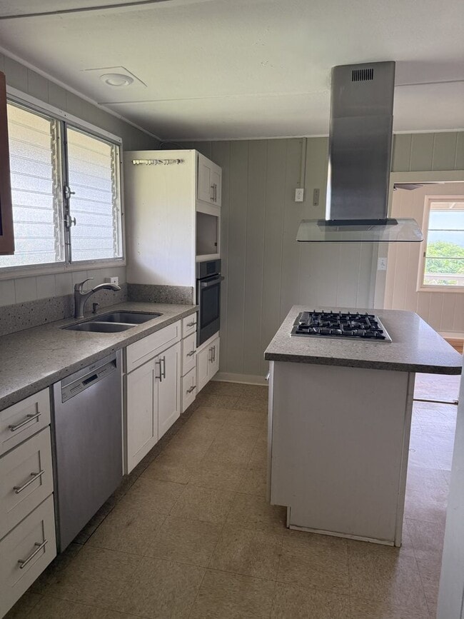 Foto del edificio - 2 bed 1 bath, 1 studio for $4,100.00/mo with beautiful view of Diamond Head. DONT MISS OUT!