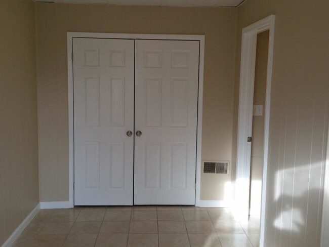 Building Photo - 207 Reynolds Street *Utilities Included*