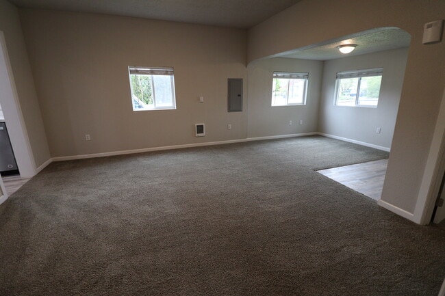 Building Photo - 625 25th St SE