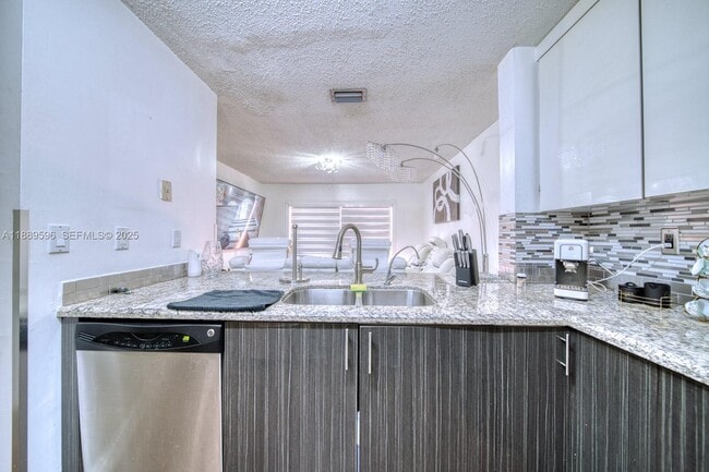 Foto del edificio - 10000 SW 147th Ct