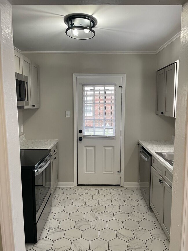 Building Photo - Adorable 2 Bedroom home in Berclair